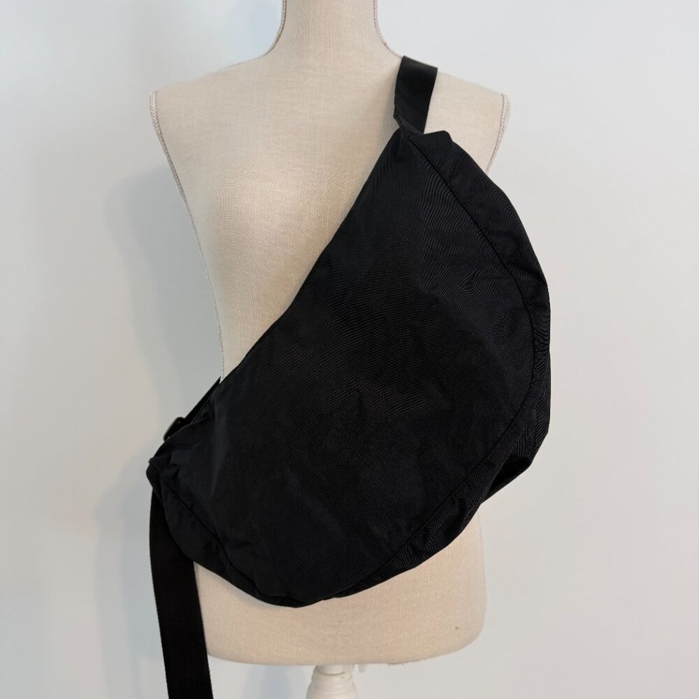 New Black Crossbody Cresent Sling Bag with Storage Pouch Water Restistant - Picture 3 of 11